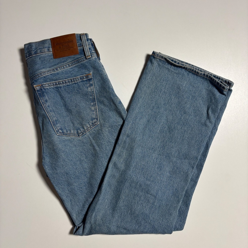 Light Wash Abercrombie & Fitch Baggy Jeans - W28 L32
